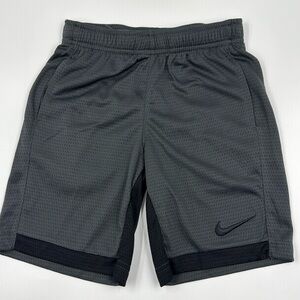 Nike Gray/Anthracite Boys Size 6 Dri-Fit Trophy Shorts
NWT